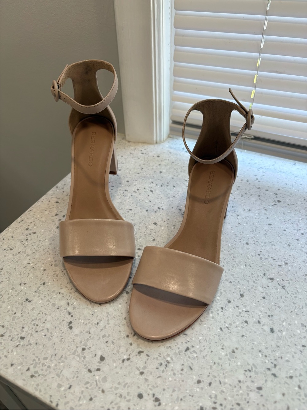 New in box Bernardo Belinda in Blush Nappa Calf - size 8